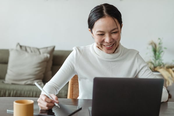 employee-learning-about-competency-based-management-online-cropped